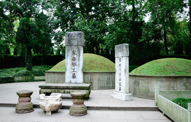 图为"文革"结束后重修的杭州西湖岳飞墓