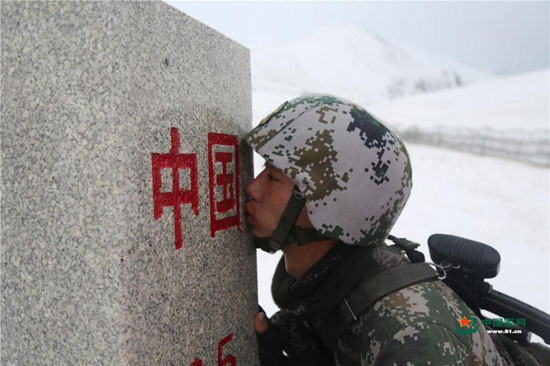 在风雪中巡逻有多艰险?这群边防战士知道