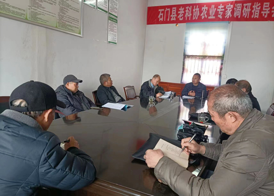 石门县老科协组织专家开展访企送技术服务活动