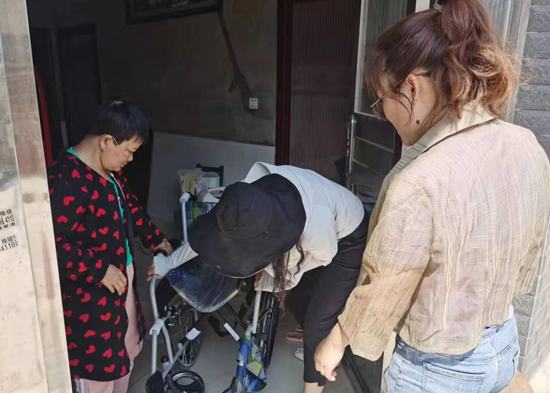 解民忧 纾民困 暖民心——澧澹街道民政所为特困和重残人员送物资上门