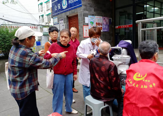 武陵区老科协送医进社区 义诊服务暖民心