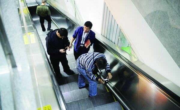 长沙市民不规范乘电梯现象常见 紧急情况如何截停