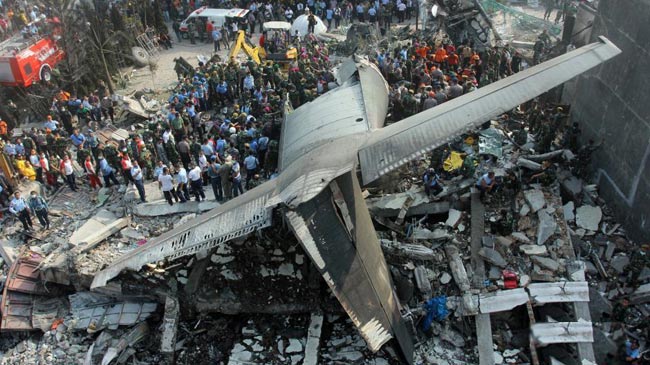 印尼军机闹市坠毁爆炸 波及两栋大楼救援难度大